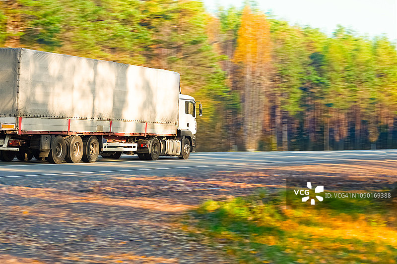 卡车在秋日路线上行驶图片素材