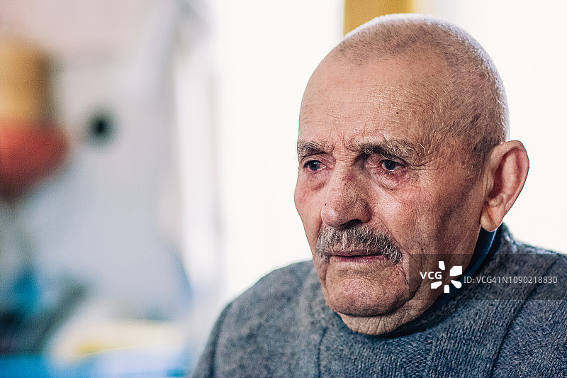 老年男性肖像图片素材