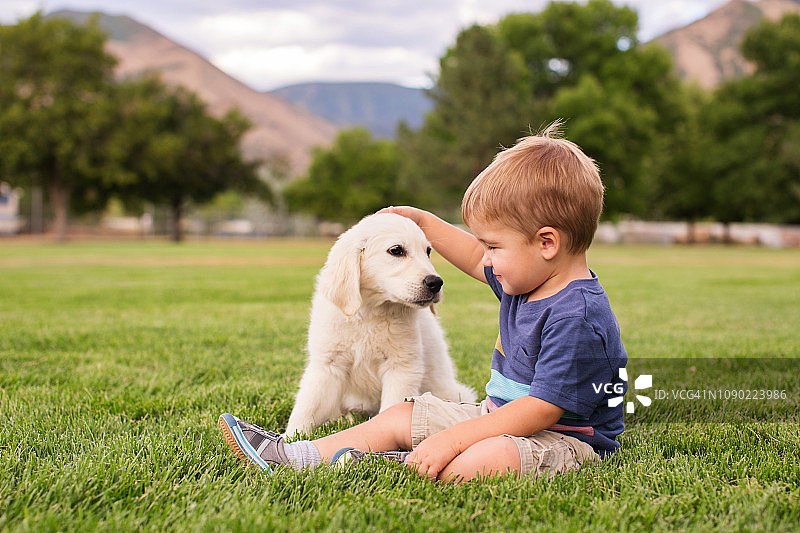 抱着小狗的男孩图片素材