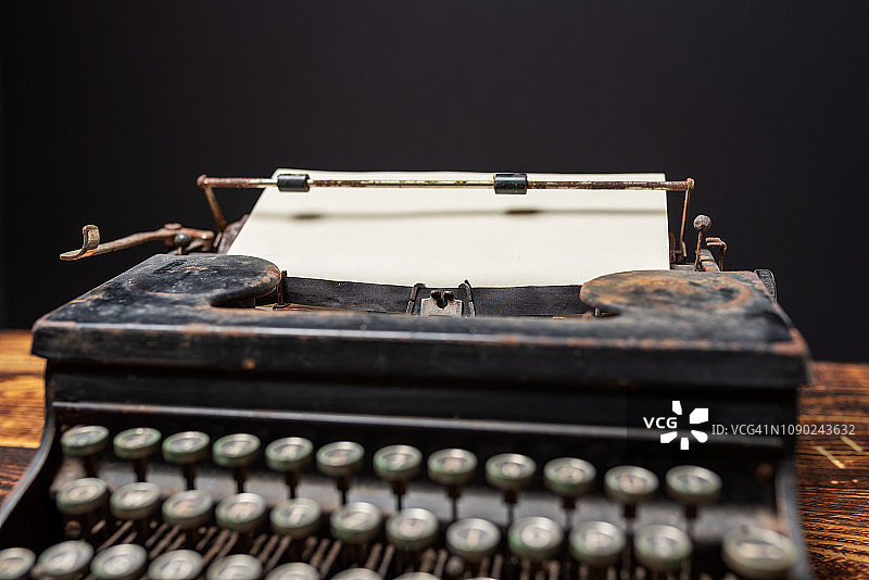 带有空白纸的老式打字机图片素材