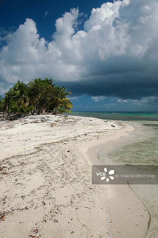 洪都拉斯海湾群岛乌提拉岛附近小珊瑚礁上的热带海滩图片素材