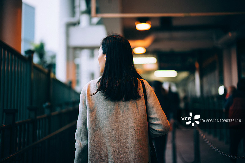 女游客在香港乘坐天星小轮图片素材