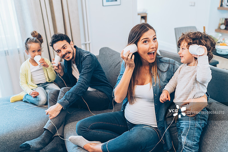 玩细绳电话的家庭图片素材