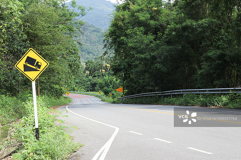 道路陡坡警告标志，下山标志图片素材