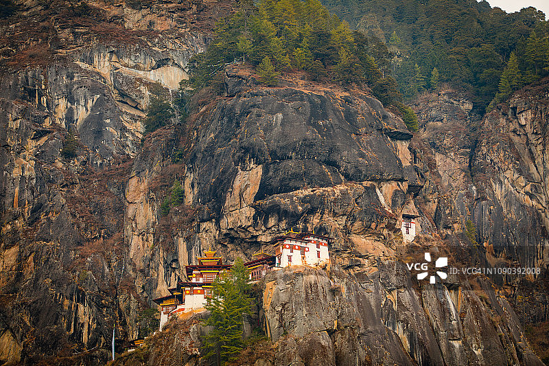 不丹帕罗虎穴寺春景图片素材