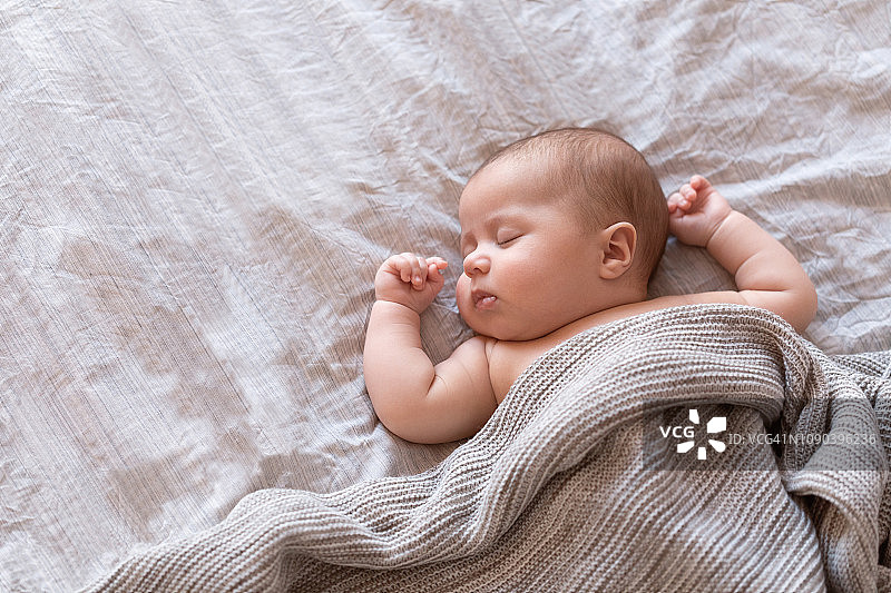 安静的婴儿在家里的床上睡觉图片素材