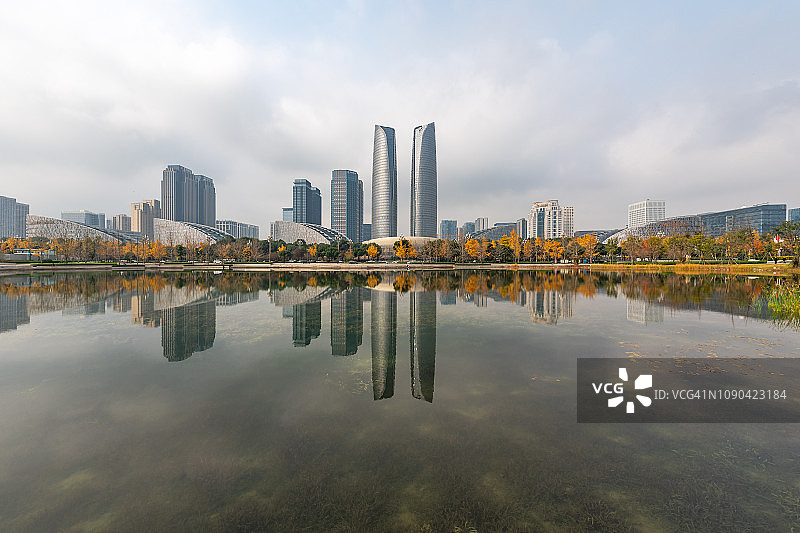 成都湖面倒映着摩天大楼图片素材