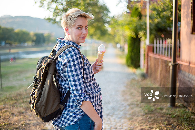 在户外散步的孕妇图片素材