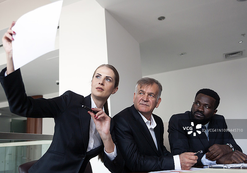 女商人工作时进行财务演示图片素材