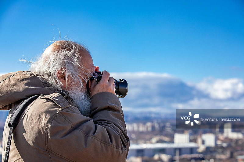 年长的男摄影师图片素材