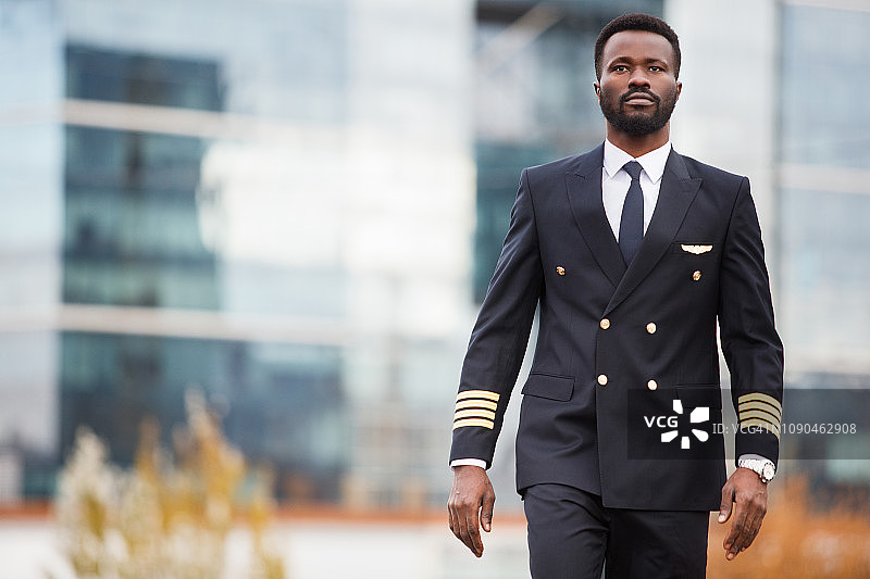 在机场行走的黑人飞行员图片素材