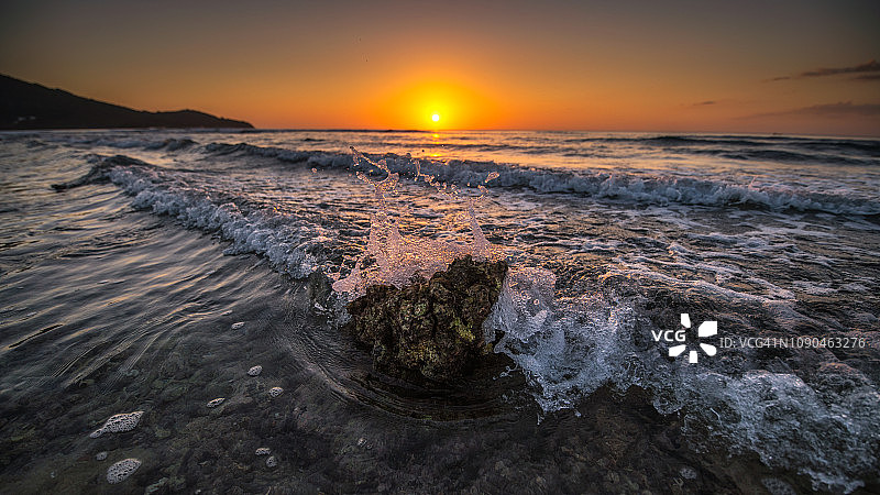 泰国普吉岛奈扬海滩的美丽海浪图片素材