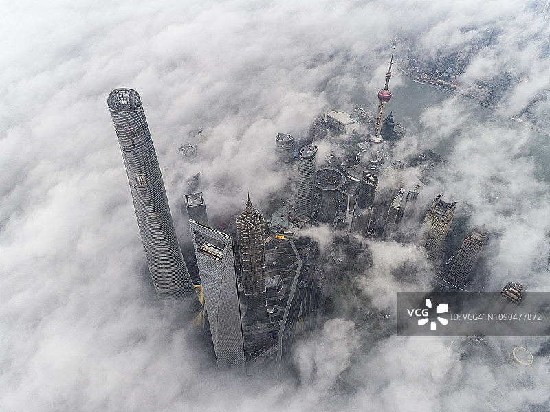 雾中的上海陆家嘴金融区鸟瞰图图片素材