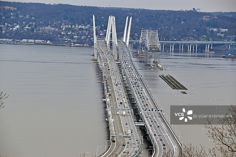 纽约州塔里敦的马里奥·M·库莫州长桥东西跨度照片。这张照片是在罗克兰县上格兰view拍摄的。注意旧塔潘泽桥的部分仍然存在图片素材