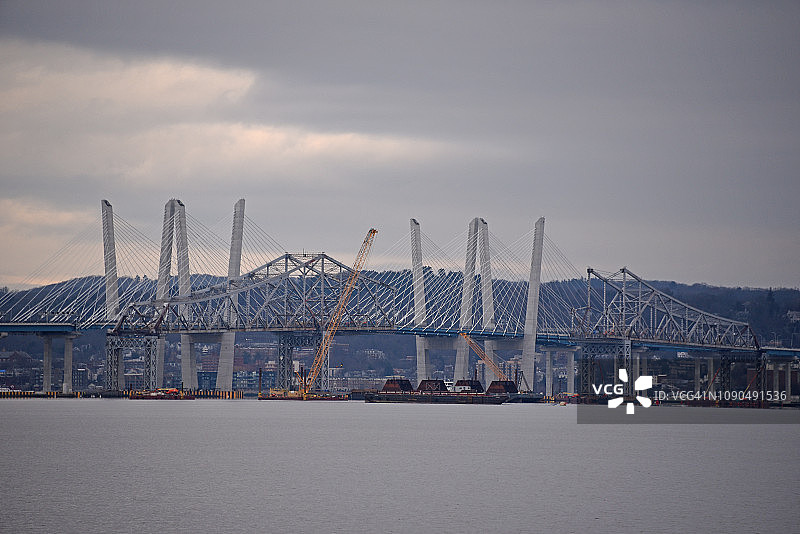 纽约州塔里敦的马里奥·M·库莫州长桥东西跨度照片。这张照片是在罗克兰县上格兰view拍摄的。注意旧塔潘泽桥的部分仍然存在图片素材