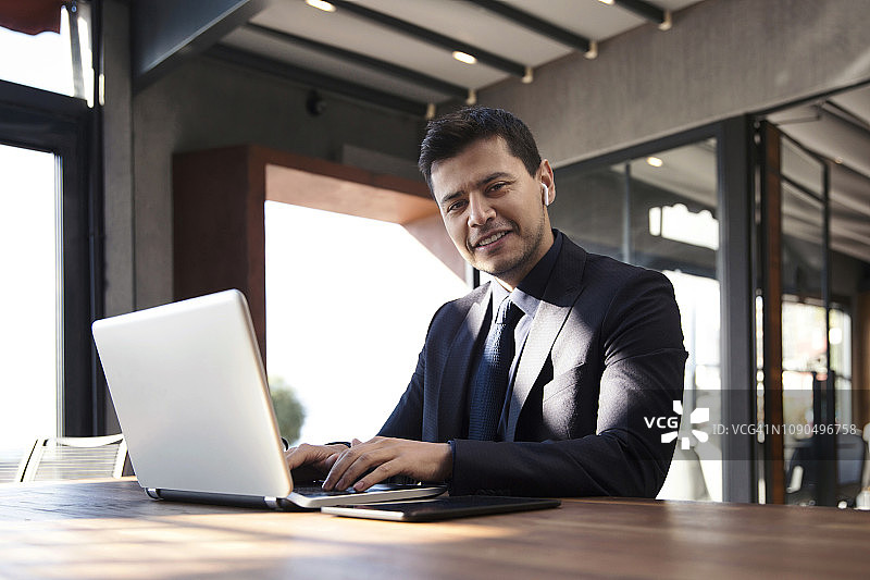 自信的商人工作的肖像图片素材