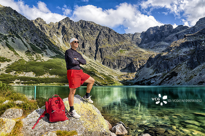 波兰度假：中年游客塔特拉山之旅图片素材