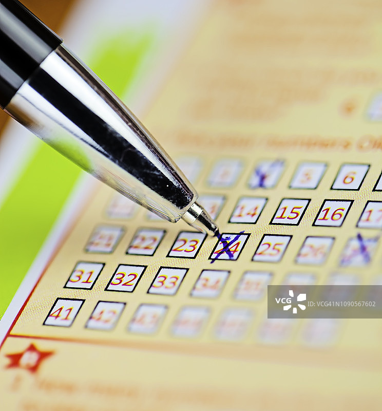彩票上的钢笔标记，已填写的彩票图片素材