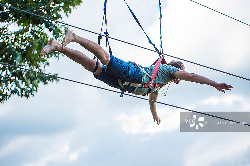 男人在玩滑索图片素材