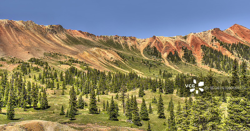 蓝天红山全景图片素材