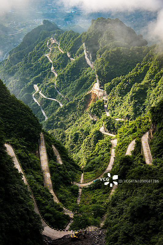 张家界天门山国家公园云雾缭绕的盘山公路，湖南省图片素材