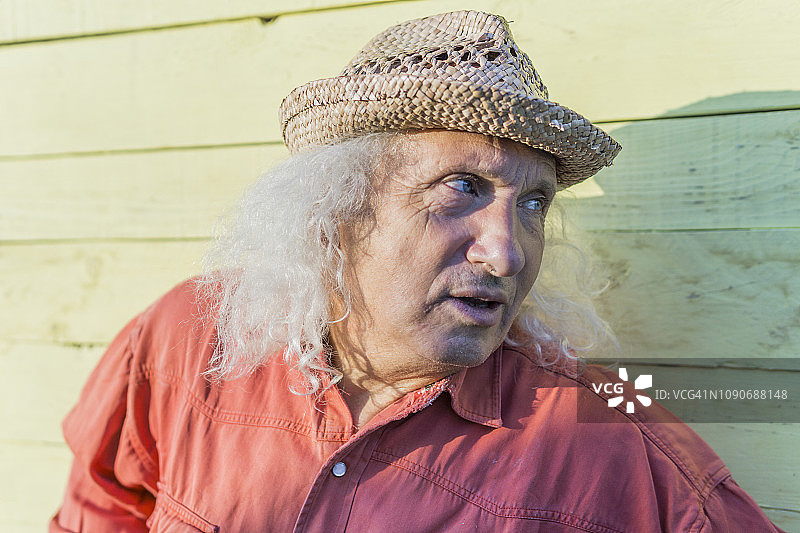 戴着草帽侧视的长发年长男人图片素材