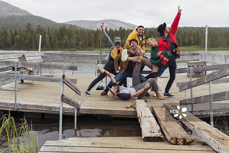 芬兰拉普兰码头上快乐的朋友图片素材