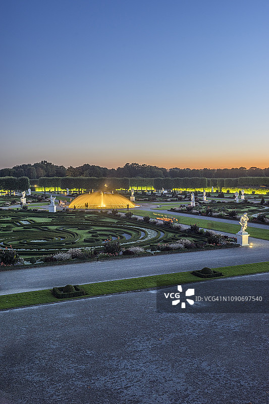 德国下萨克森州汉诺威黑伦豪森花园巴洛克式花园夜景图片素材