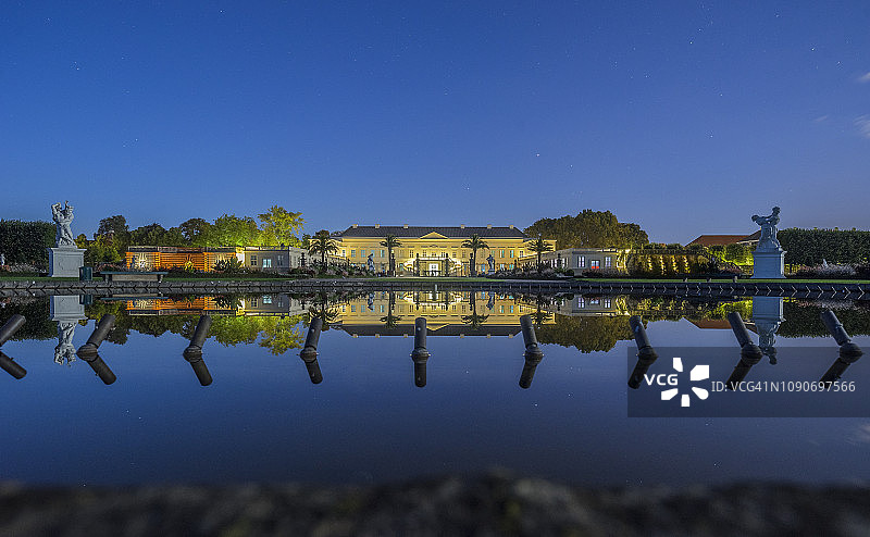 德国下萨克森州汉诺威市月光下的黑伦豪森花园图片素材