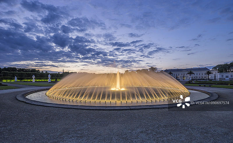 德国下萨克森州汉诺威，黑伦豪森花园，夜晚的庭园喷泉图片素材