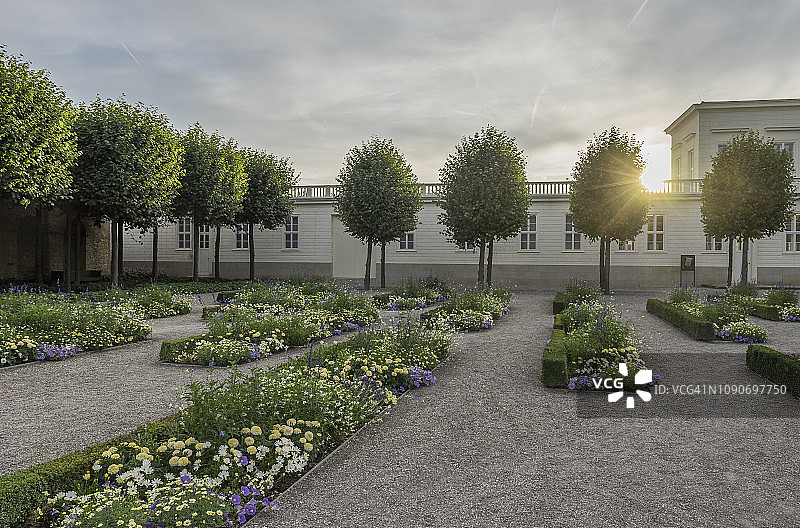 德国下萨克森州汉诺威黑伦豪森花园：夜晚的花园图片素材