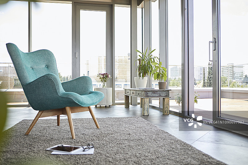 带扶手椅、平板电脑和屋顶露台景观的家居内饰图片素材