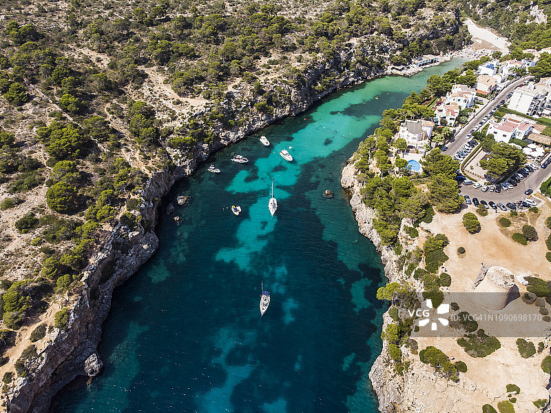 西班牙马略卡岛卢克马约尔卡拉皮海湾和卡拉皮塔楼鸟瞰图片素材