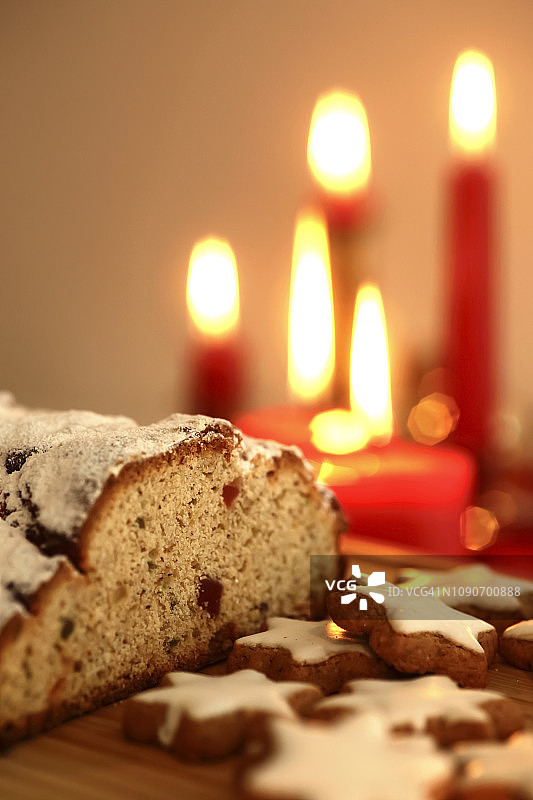 烛光下的肉桂星星和史多伦蛋糕图片素材