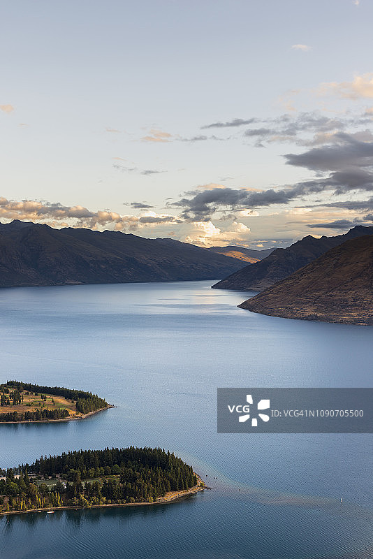 新西兰南岛皇冠朗格山瓦卡蒂普湖风光图片素材