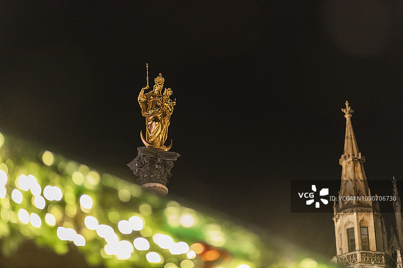 德国慕尼黑：圣诞夜的圣玛丽圆柱和老市政厅尖顶图片素材