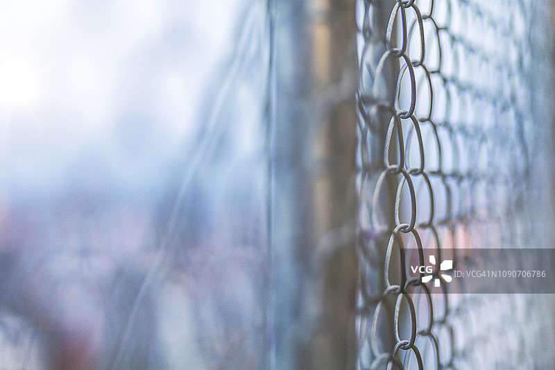 美国西雅图：金属网围栏和散景图片素材