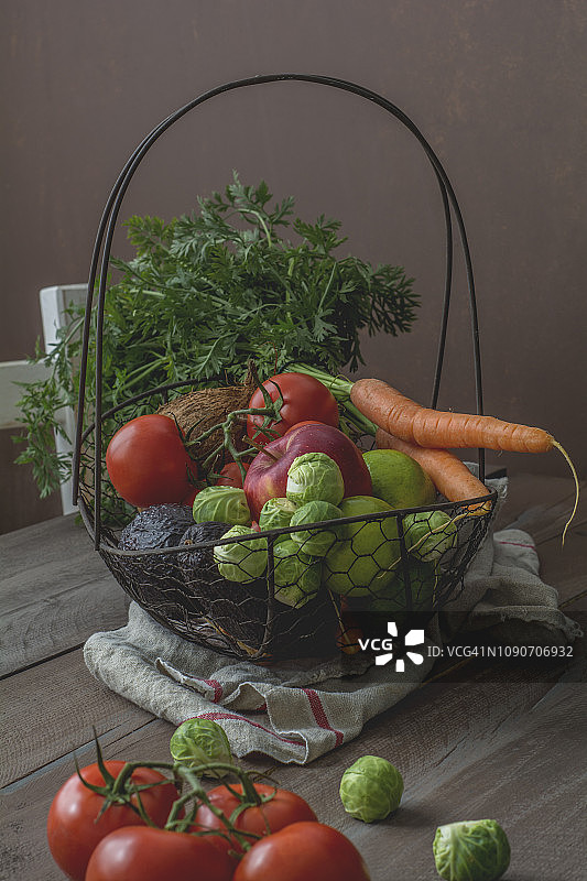 水果蔬菜篮：胡萝卜、牛油果、椰子、球芽甘蓝、酸橙、番茄、苹果图片素材
