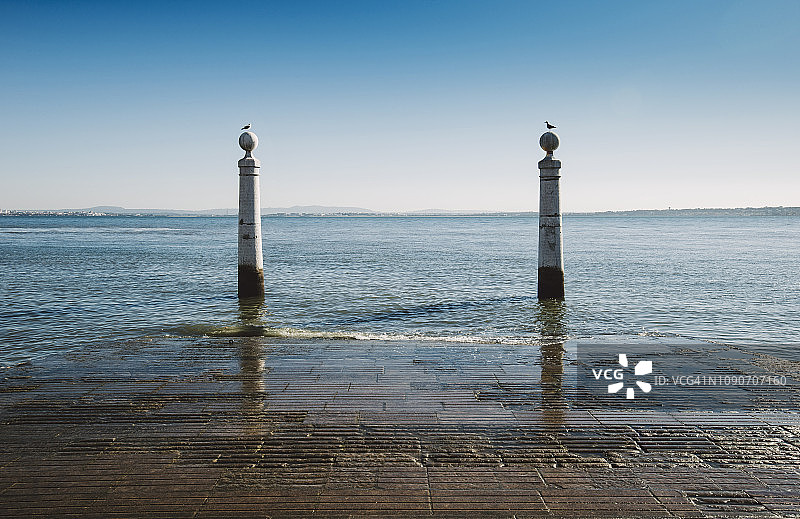 葡萄牙里斯本塔霍河的柱廊码头图片素材