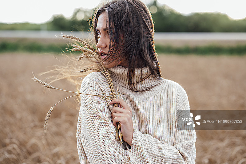 身穿高领套头衫的年轻女子肖像图片素材