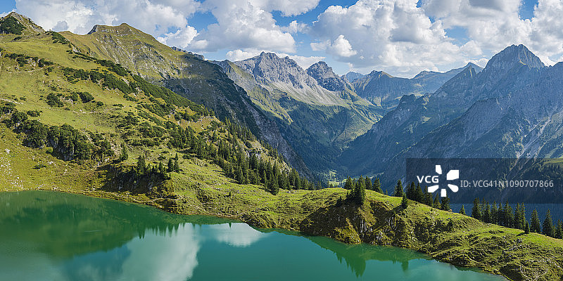 德国巴伐利亚阿尔高阿尔卑斯山Seealpsee全景图片素材