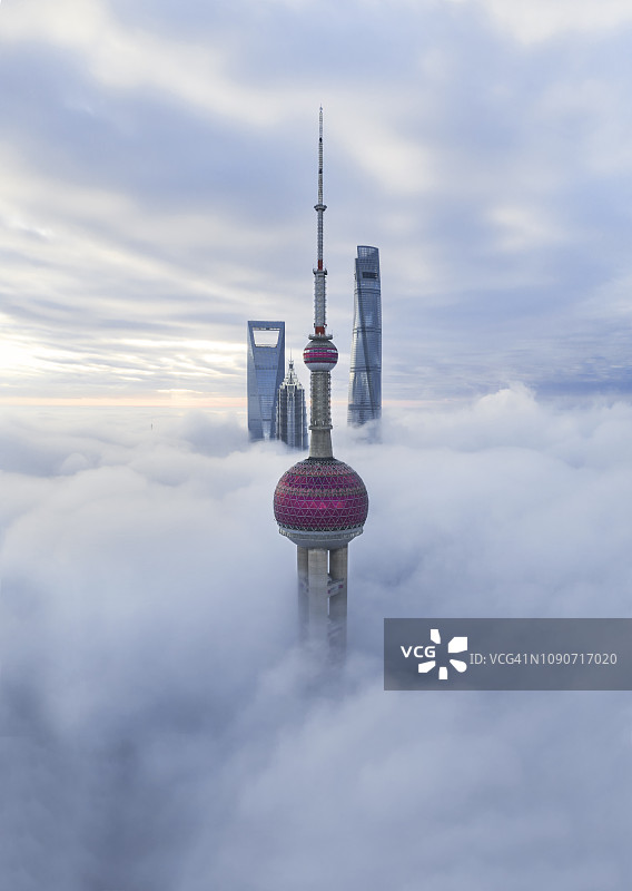 云雾中的上海陆家嘴鸟瞰图图片素材