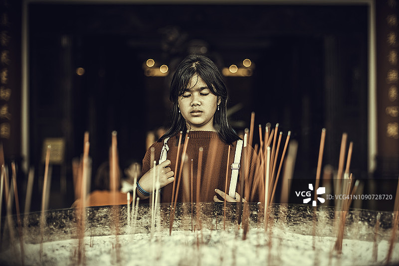 寺庙里的亚洲女孩图片素材