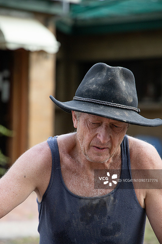 自制砖块用于房屋建造。制作砖块的人的肖像图片素材