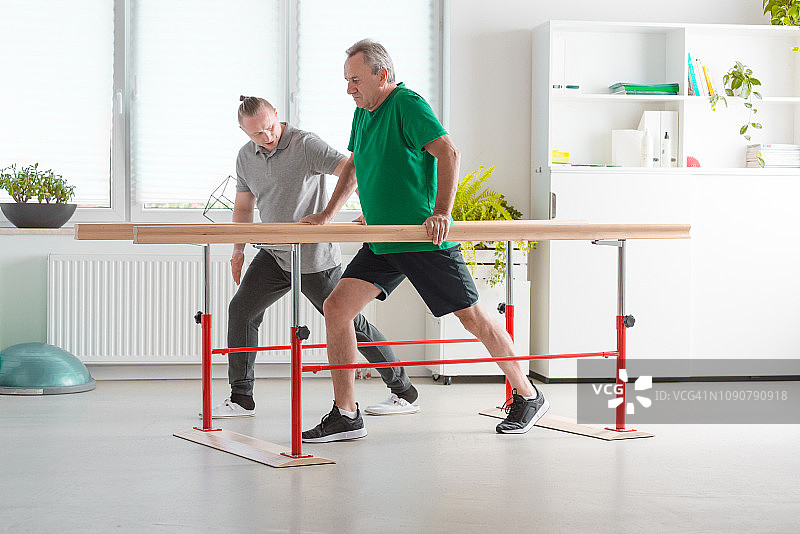 年长的男人和理疗师一起锻炼图片素材