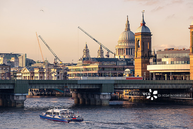 圣保罗大教堂和伦敦天际线图片素材