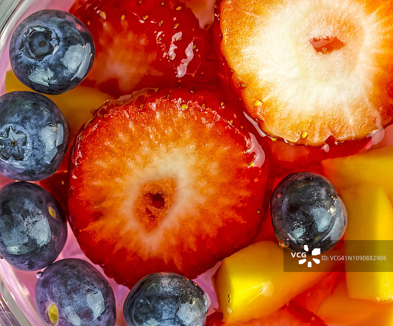 水晶透明草莓蓝莓果冻甜点图片素材