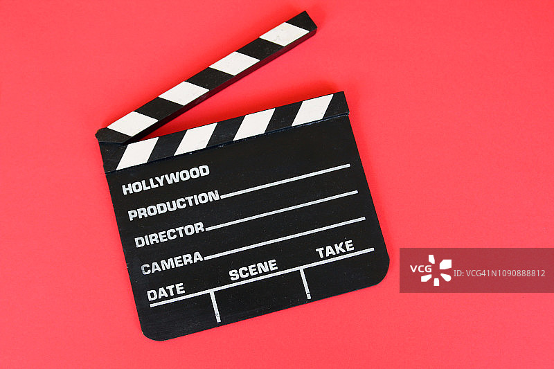 红色背景上的电影场记板图片素材