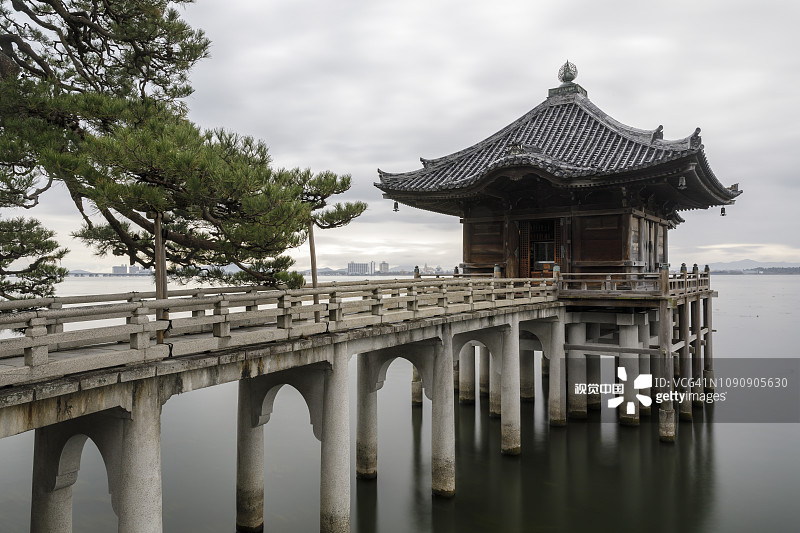 满月寺的浮御堂或浮动寺庙大厅。图片素材