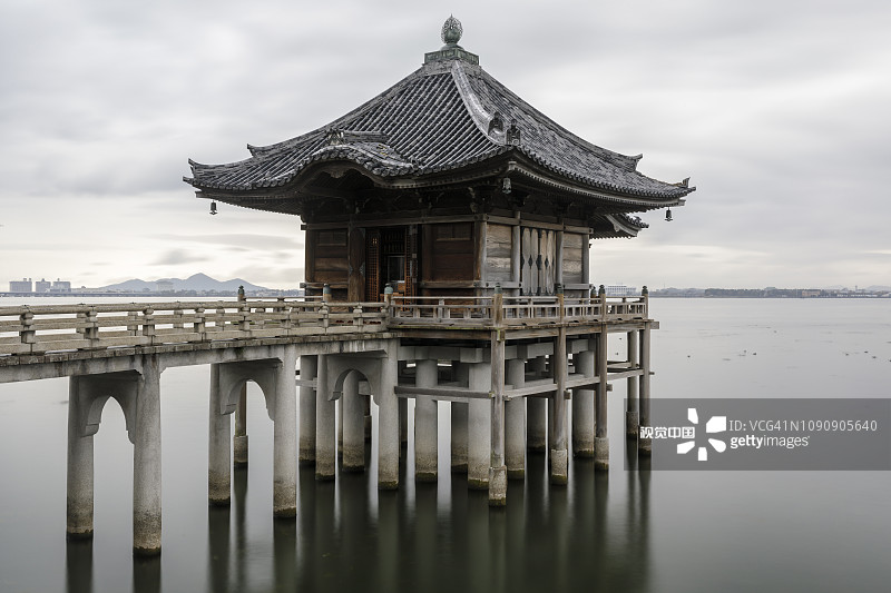 满月寺的浮御堂或浮动寺庙大厅。图片素材